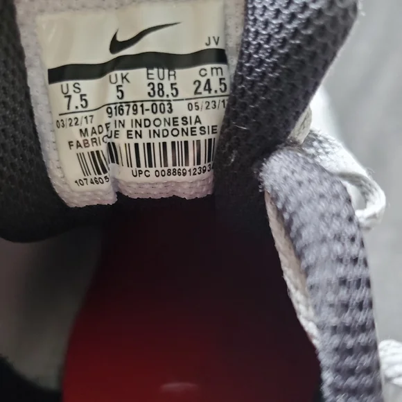 Nike Air Max Tavas ( women's 7.5) - Picture 6 of 6